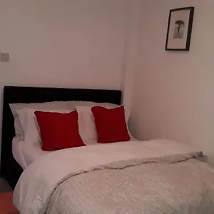 https://cosy-london-holiday-home-near-o2-arena.cambridgehotelsuk.com