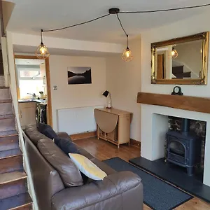https://town-centre-2-bedroom-sleeps-4-comfortably-and-up-to-6.tophotelsbath.com