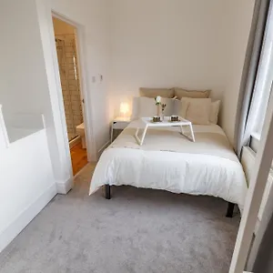 https://sapphire-home-stay.hotelsin-chester.com